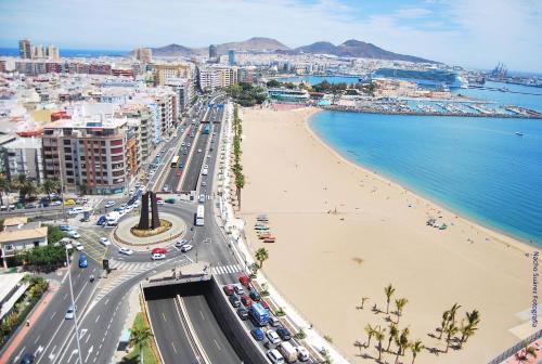 Una vista de una ciudad con playa y edificios. en LM14 Beach by Wave Properties, en Las Palmas de Gran Canaria