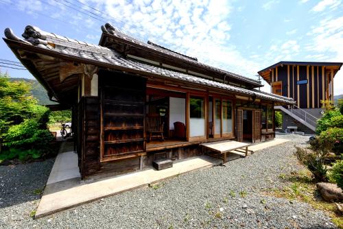 mały budynek z ławką przed nim w obiekcie ジビエと田舎暮らしの宿 ヌックスキッチン Japanese Game Meat Cuisine & Lodge Nook's Kitchen w mieście Kami