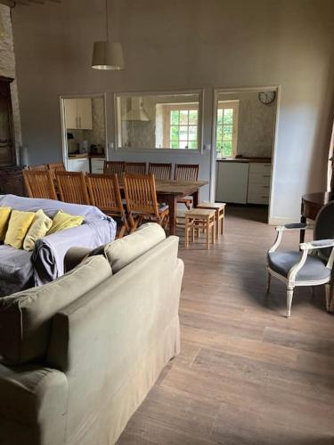 un salon avec un canapé, une table et des chaises dans l'établissement Longère de la Chipaudière, à Saint-Malo