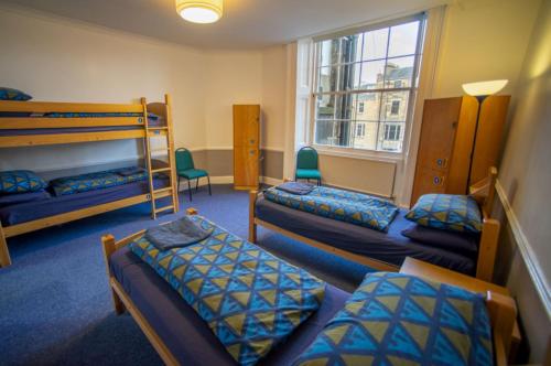 Glasgow Youth Hostel tesisinde bir ranza yatağı veya ranza yatakları