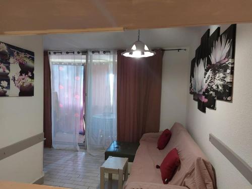 un petit salon avec un canapé et une table dans l'établissement T2 residence alhambra avec piscine a 800 m plage richelieu et 300m ile des loisirs, au Cap d'Agde