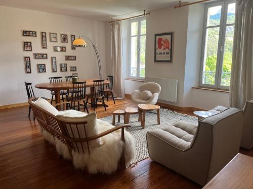 un salon avec un canapé et une table dans l'établissement Magnifique appartement Villa Mexicaine, à Barcelonnette