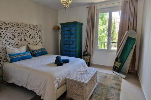 - une chambre avec un lit, une commode bleue et une fenêtre dans l'établissement Rêves d'Orient - proche mer, à Nice