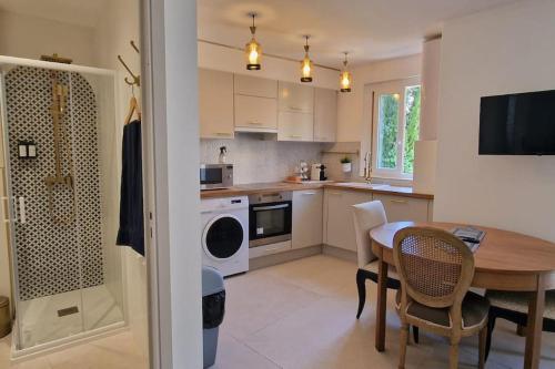 une cuisine avec une table et une salle à manger dans l'établissement Rêves d'Orient - proche mer, à Nice