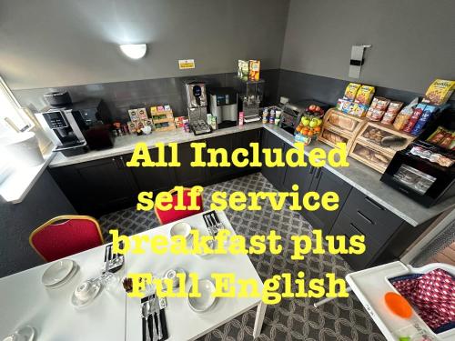 eine Küche mit einer Spüle und einer Arbeitsplatte mit einer Theke in der Unterkunft The Villa Hotel in Blackpool