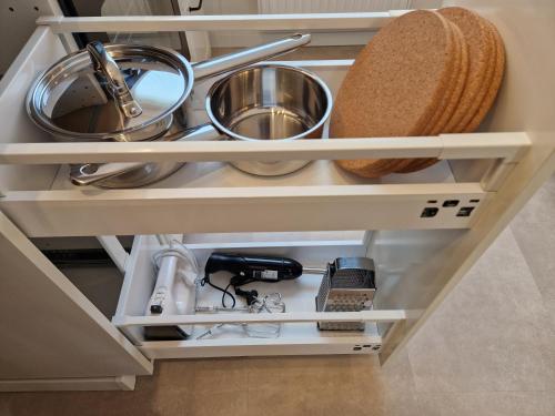 a kitchen drawer filled with lots of kitchen utensils at Sonnenhang im Boho-Stil mit Balkon, 500m zum See, 2 Schlafzimmer in Möhnesee