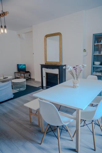 un salon avec une table et des chaises et une cheminée dans l'établissement Oustal, à Argentat