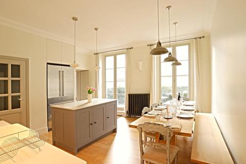une cuisine avec une grande table et une salle à manger dans l'établissement Beautiful apartment Jardin Luxemboug rue Férou, à Paris