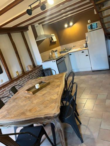 - une cuisine avec une table en bois dans une chambre dans l'établissement Les cohettes 2, à Auchy-au-Bois