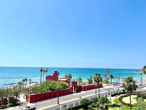 Sea Front Apartment with Large Terrace in Benalbeach