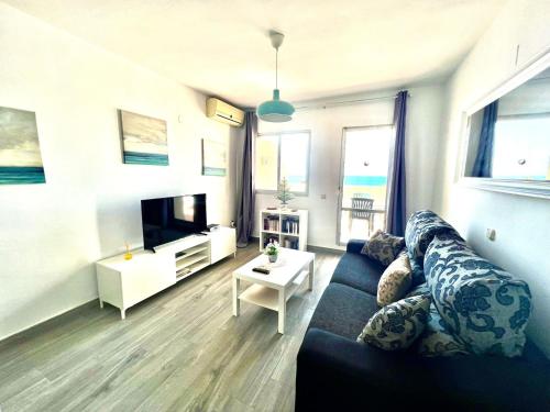 Sea Front Apartment with Large Terrace in Benalbeach