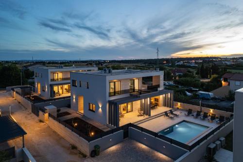 Bazén v ubytování Villa Leonarda ZadarVillas nebo v jeho okolí