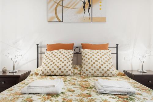 sypialnia z łóżkiem z 2 poduszkami w obiekcie Le Scalette Al Vaticano B&B w Rzymie