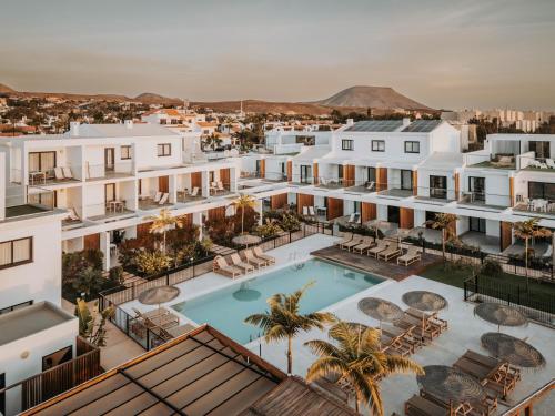 Parque HolandesShambhala Fuerteventura的带游泳池的酒店的鸟瞰图