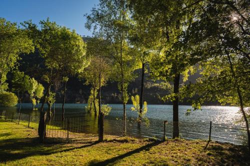 ジェレスにあるQuinta do Caneiroの水域の前の柵