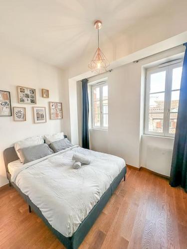 une chambre avec un grand lit dans une pièce dans l'établissement Belle vue à Saint-Cyprien-Parking-Hyper Centre, à Toulouse