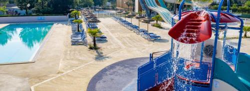 une image d'un toboggan aquatique à la piscine dans l'établissement Les Dunes de Contis 4 étoiles emplacement T001 3CH 1SDB 6-8 personnes, à Saint-Julien-en-Born
