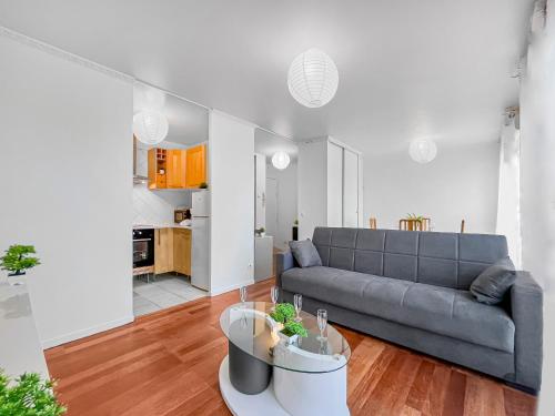 un salon avec un canapé et une table dans l'établissement Escale Villa Pauline CDG, Villepinte Expo, Disney, à Villepinte