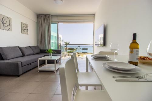 Stunning Sea-Views Apt, Protaras