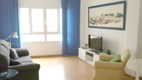 ラスパルマス・デ・グランカナリアにあるLPA Stop Apartmentのリビングルーム(ソファ、テレビ付)