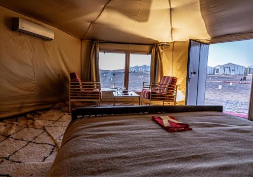 Ένα ή περισσότερα κρεβάτια σε δωμάτιο στο DESERTIUM Royal Luxury Desert Camp
