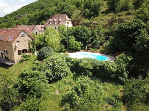 une vue aérienne d'une maison et d'une piscine dans l'établissement Grande maison, avec piscine privée et belle vue, à Ambeyrac