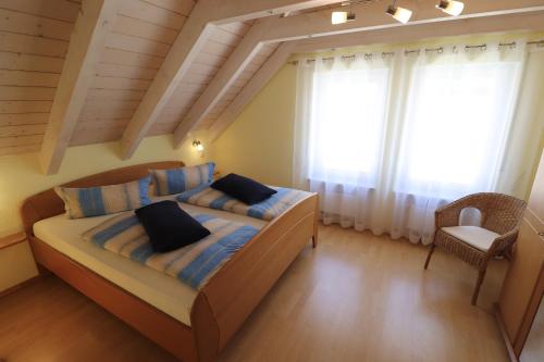 Postel nebo postele na pokoji v ubytování Gästehaus Mäder Am Hafen