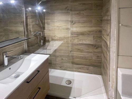 une salle de bain avec deux lavabos et une baignoire dans l'établissement Studio pratique proche centre avec accès ski - FR-1-322-230, aux Orres