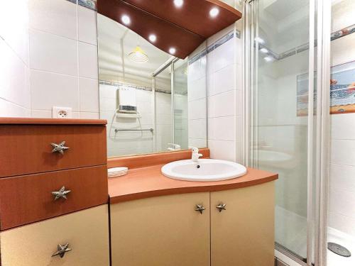 une salle de bain avec un lavabo et une douche dans l'établissement Appartement 2 pièces cabine avec wifi et garage à La Baule - FR-1-245-148, à La Baule