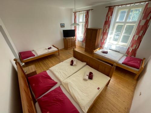 Postel nebo postele na pokoji v ubytování Úzkokolejky - apartmány Nová Bystřice
