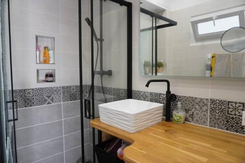 La salle de bains est pourvue d'une douche et d'un lavabo blanc. dans l'établissement Jacobins-6 pers-Proche mer-Calme, à Lapalme