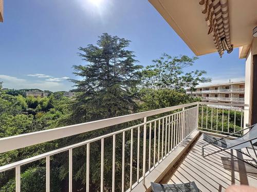 Photo de la galerie de l'établissement Lumineux T3 climatisé près de la plage des Lecques, avec double terrasse et parking. - FR-1-770-22, à Saint-Cyr-sur-Mer