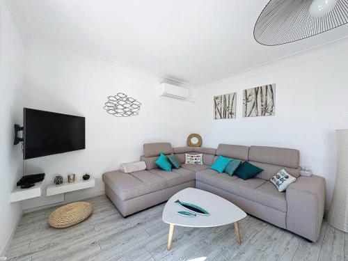 Photo de la galerie de l'établissement Lumineux T3 climatisé près de la plage des Lecques, avec double terrasse et parking. - FR-1-770-22, à Saint-Cyr-sur-Mer