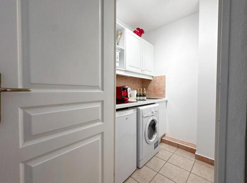 - une cuisine avec un lave-linge et un sèche-linge à côté d'une porte dans l'établissement Palais Josephine 1BR Bnbrickeys, à Beausoleil