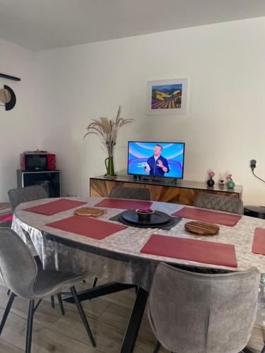 Televízia a/alebo spoločenská miestnosť v ubytovaní Appartement T3 de standing tout équipé