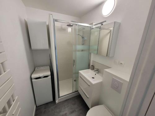 une salle de bain avec une douche, des toilettes et un lavabo dans l'établissement Appartement soigné à deux pas de la mer, balcon ensoleillé, confort et tranquillité à Wimereux - FR-1-675-37, à Wimereux