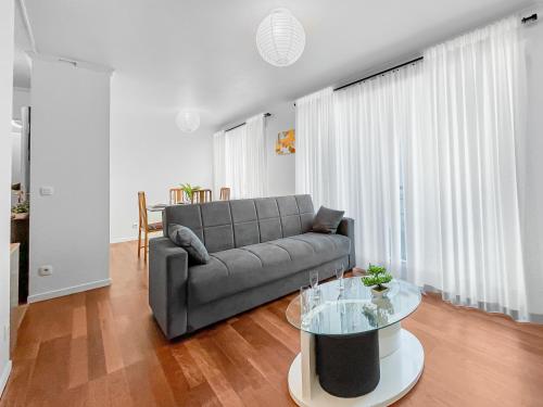 un salon avec un canapé et une table dans l'établissement Escale Villa Pauline CDG, Villepinte Expo, Disney, à Villepinte