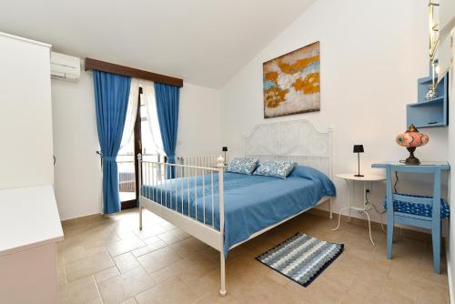een slaapkamer met een bed met blauwe lakens en blauwe gordijnen bij Apartments Zeljka 1787 in Vodnjan