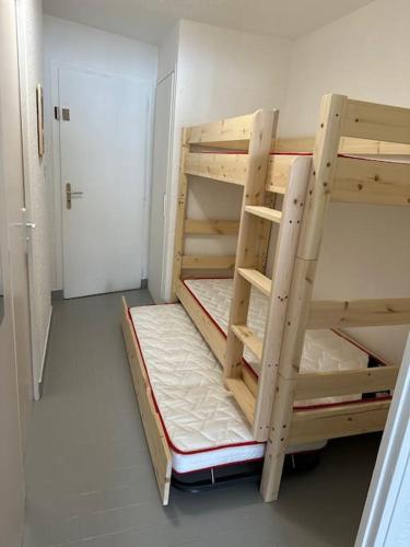 quelques lits superposés dans une chambre dans l'établissement Appartement Alpe d Huez centre, à Huez