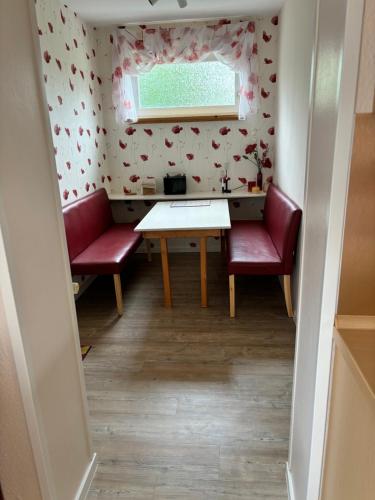 a small room with two chairs and a table and a window at Altes Zollhaus in Fehmarn