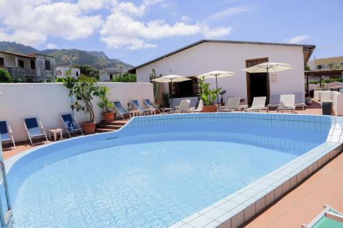 una grande piscina sul tetto di una casa di Hotel Cesotta a Ischia
