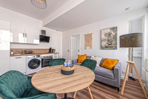 un salon avec une table et un canapé dans l'établissement Appartement Heol-Moderne Quatre-moulins, à Brest