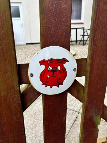 a plate with a red face on a wooden fence at Altes Zollhaus in Fehmarn