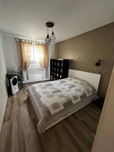 une chambre avec un lit et une télévision dans l'établissement La Maison Brennus , Piscine, 15 Min des Plages, à Béziers