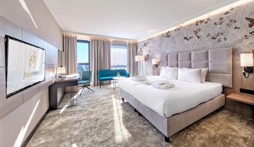 a hotel room with a bed and a desk at Focus Hotel Premium Warszawa in Warsaw