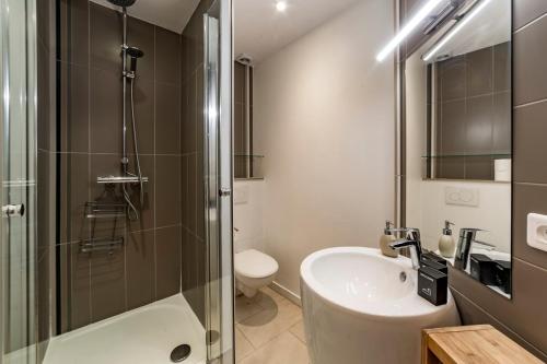 une salle de bain avec un lavabo, des toilettes et une douche dans l'établissement Le centrale AIL, à Lyon