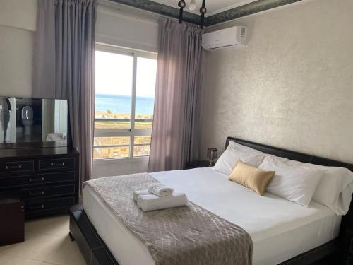 Ένα ή περισσότερα κρεβάτια σε δωμάτιο στο Appartement 3pieces en pleine corniche de Tanger