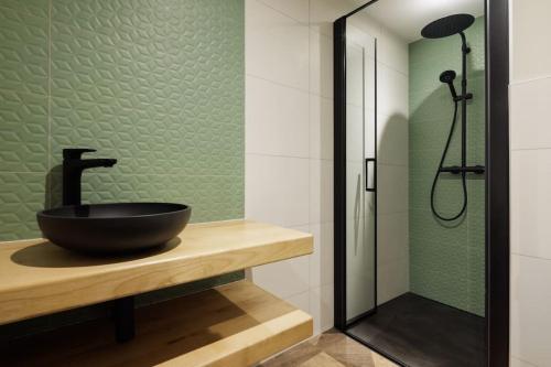 une salle de bain avec un lavabo et une douche dans l'établissement La Maison Rossi, Demeure chic, à Augea