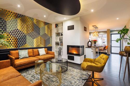 un salon avec un canapé et une cheminée dans l'établissement La Maison Rossi, Demeure chic, à Augea