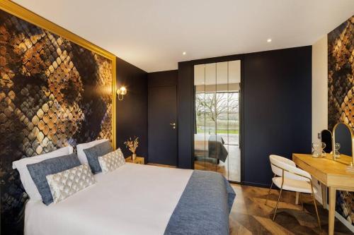 une chambre avec un lit, une table et un bureau dans l'établissement La Maison Rossi, Demeure chic, à Augea